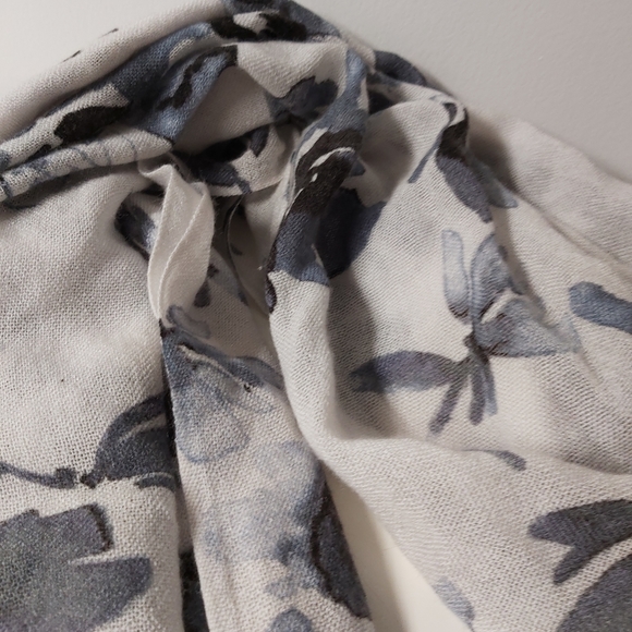 🤯2/$15 White and Grey Blue Floral Scarf - Picture 4 of 12
